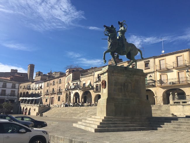 Standbeeld van conquistador Pizarro op Plaza Mayor Trujillo