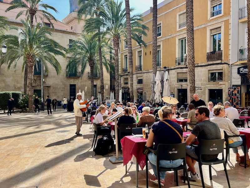 Terrasjes op Santissima Faz plein in Alicante