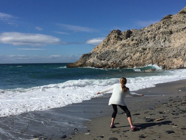 Op Playa Cantarriján liggen vele platte stenen..