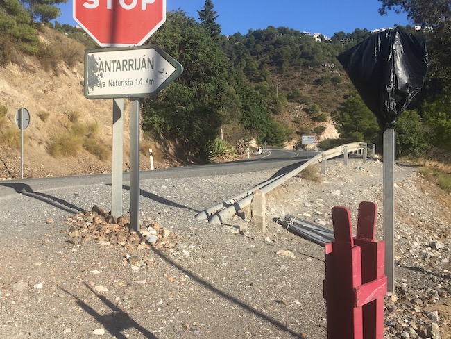 Bordje naar Playa Cantarriján aan de kustweg N-340 (en slagboom die omlaag is als je NIET met de auto naar het strand mag rijden)