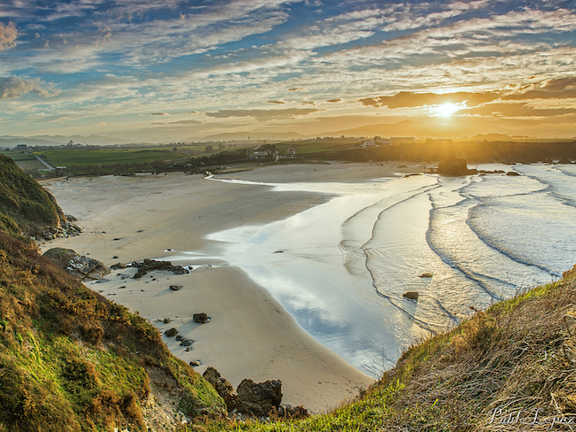 Kindvriendelijk Penarronda strand in Asturië (Noord Spanje) - Foto: Pablo López