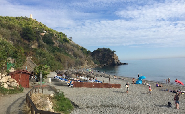 Srandstoelen, strandtent en openbare wc's op het strand van Maro in de provincie Malaga