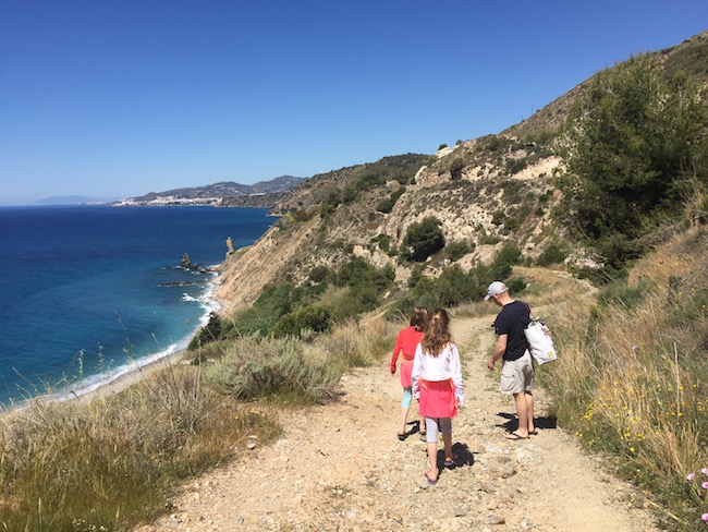 Grindpad dat voor naar het Alberquillas strand bij Nerja (Zuid Spanje)