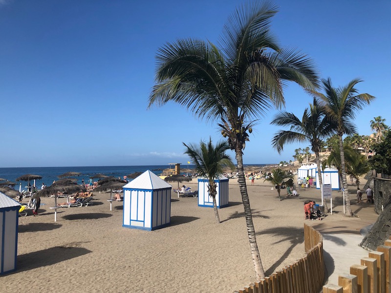 Wit zandstrand van Playa del Duque aan de Costa Adeje op Tenerife