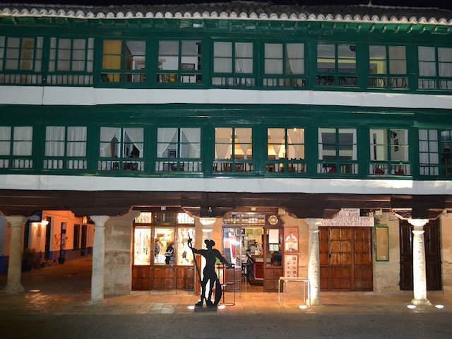 Plaza Mayor van Almagro met houten wit-groene zuilengalerij