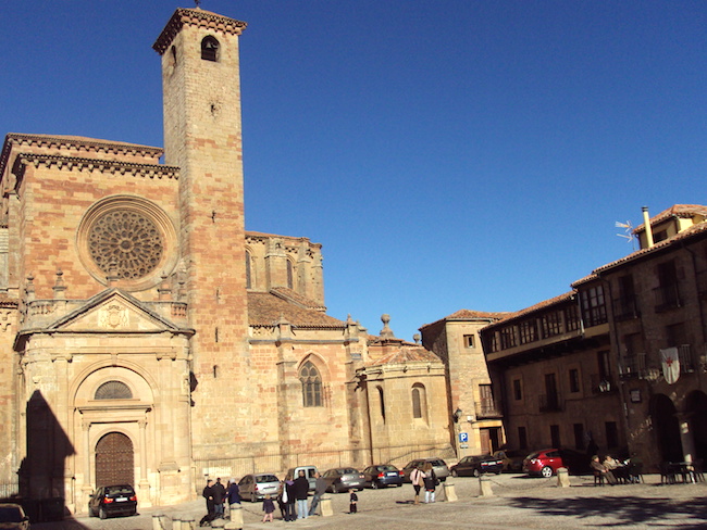 Santa Maria kathedraal op de Plaza Mayor in Sigüenza (Castilië la Mancha)