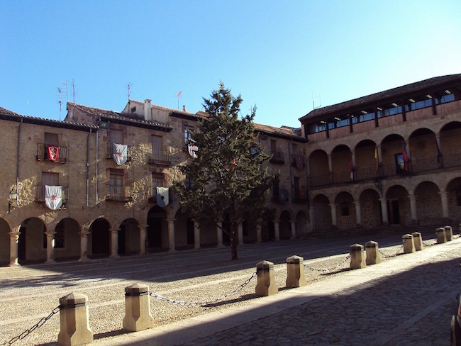 De middeleeuwse Plaza Mayor in Sigüenza (Midden-Spanje)