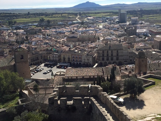 Plaza Mayor van Trujillo (Extremadura) gezien vanaf het fort