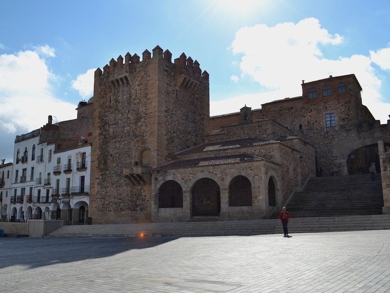 Torre Bujaco en trappen naar Puerta de la Estrella op Plaza Mayor Cáceres (Spanje)