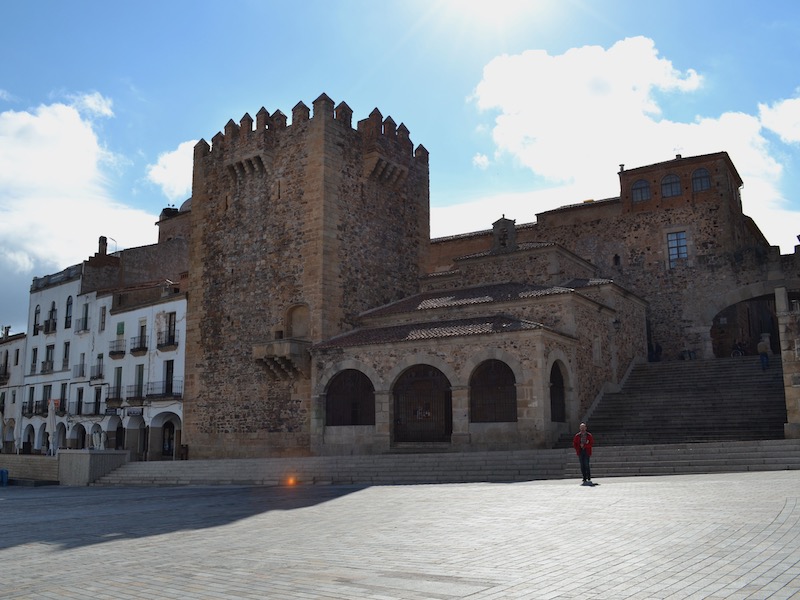 Plaza Mayor en Bujaco toren van Werelderfgoed stad Caceres in Spanje