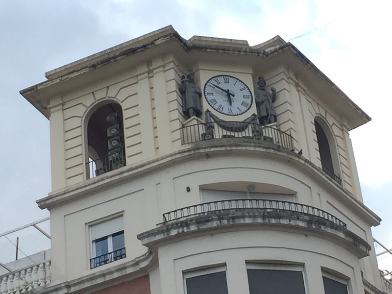 Klokkentoren met gitaarmuziek op de Plaza de las Tendillas (Córdoba)