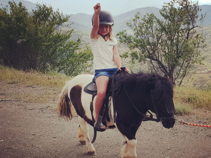 Ponyrijden bij kindvriendelijk vakantiepark Nido Aguila Blanca in Malaga