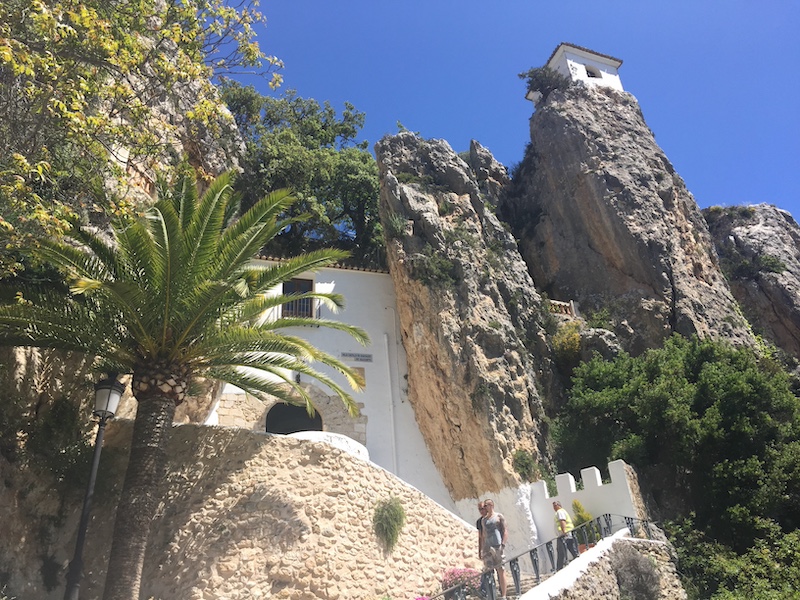 Guadalest was vroeger Moorse vesting die verstopt lag achter toegangspoort Portal Sant Josep