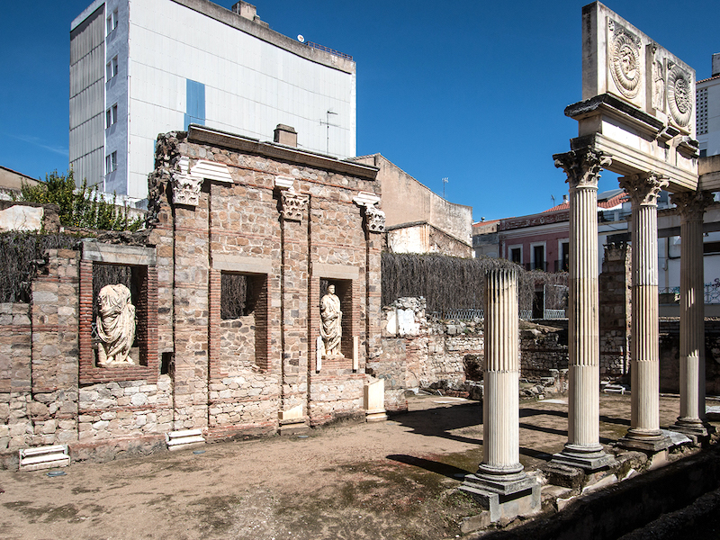 Het "Pórtico del Foro", deel van het Forum Romanum van de Romeinse stad Emerita Augusta (Mérida)