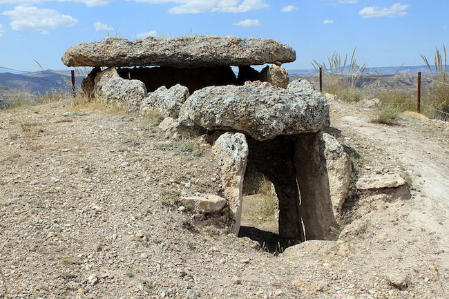 Prehistorische graven in het Megalitische park van Gorafe in de Valles del Norte de Granada