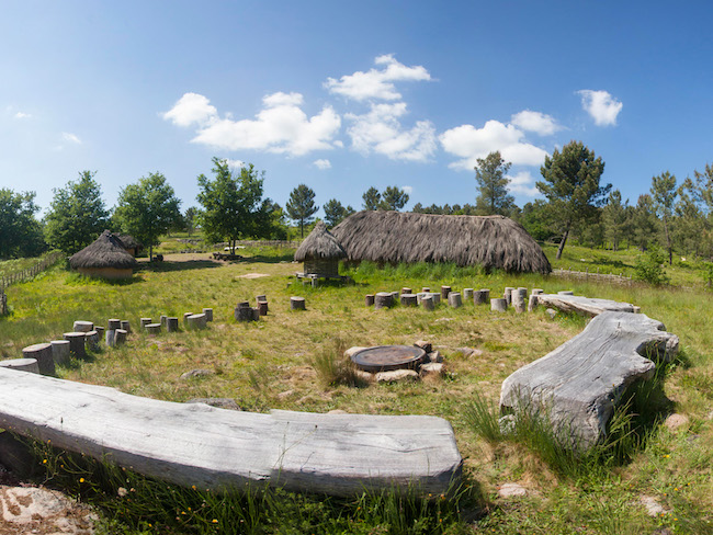 Prehistorische nederzetting in archeologisch park in Lameiro (Galicië)