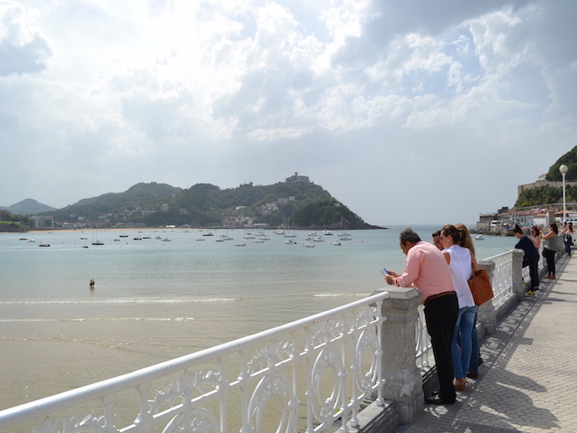 Uitzicht vanaf promenade op stadsstrand van San Sebastian