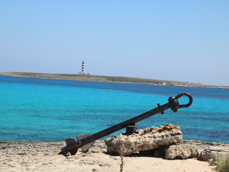 Zandsdtrand en hemelsblauw water bij Punta Prima op Menorca (Balearen)