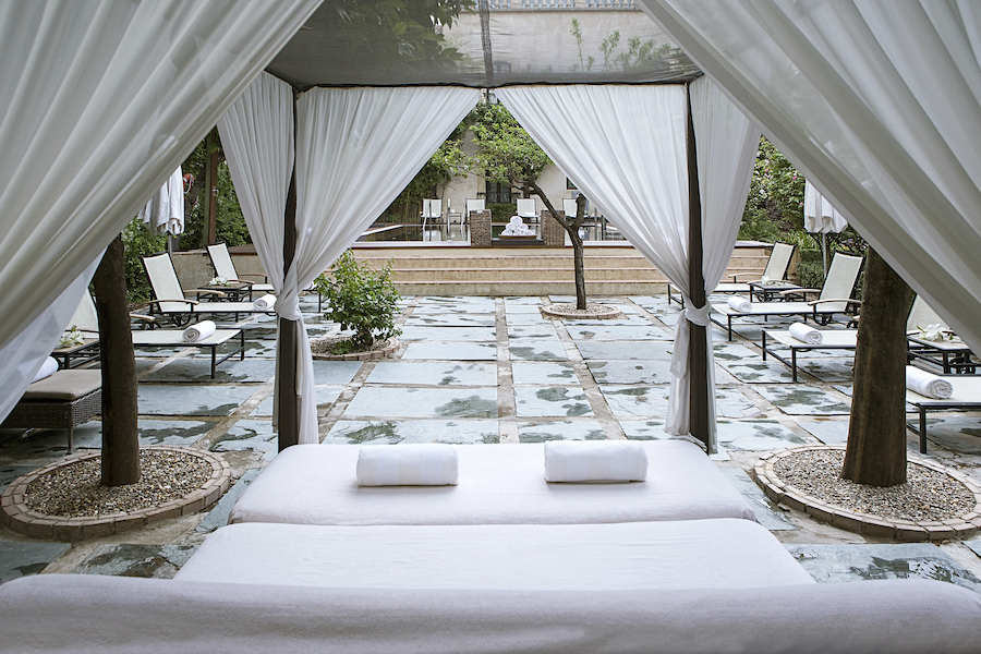 Relaxruimte in tropische binnentuin hotel Palacio del Bailío