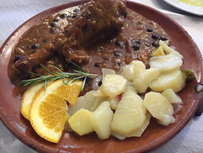 Kip met rozijnen en gekarameliseerde ui in het restaurant van El Acebuchal: jammie!