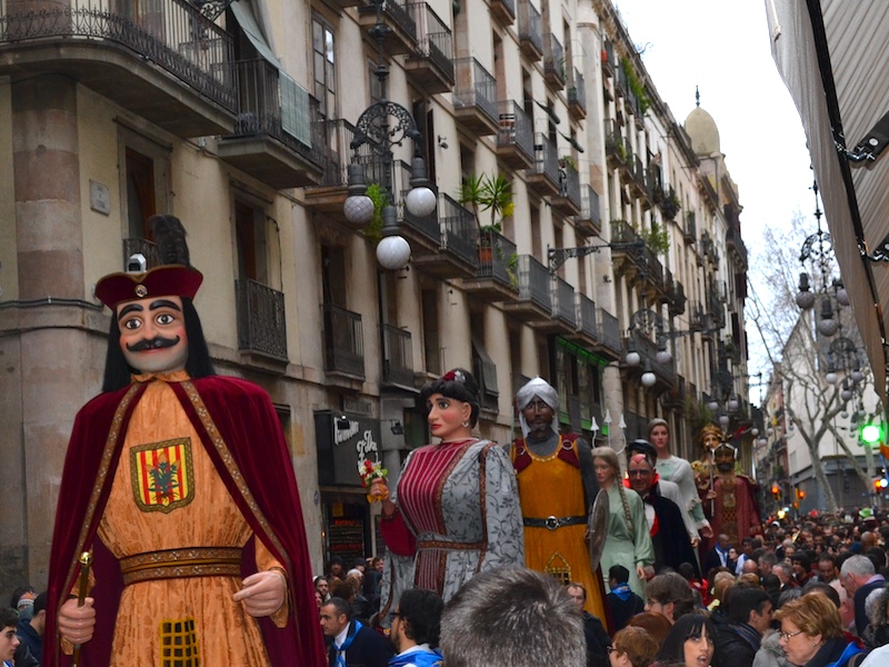 Reuzen in straten Barcelona tijdens Eulalia feesten