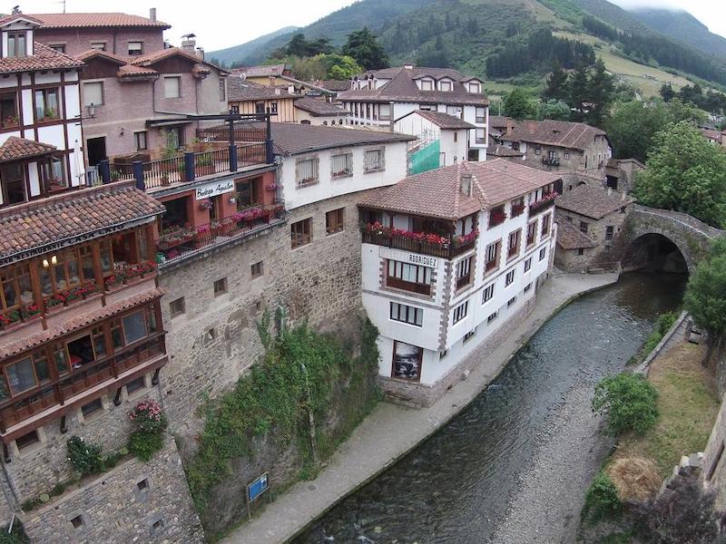 Potes gezien vanaf de rivier