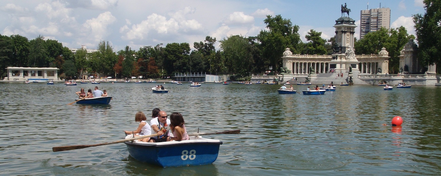 Roeien in Retiro park tijdens kindervakantie in Madrid