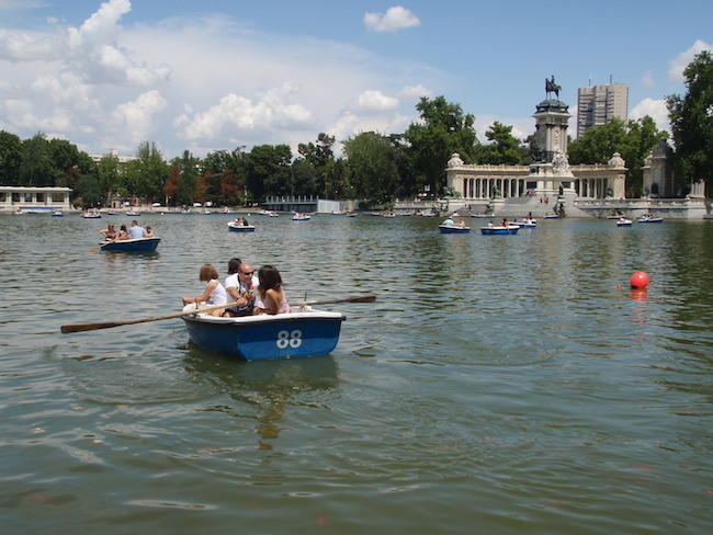 Roeien in het El Retiro Park in Madrid