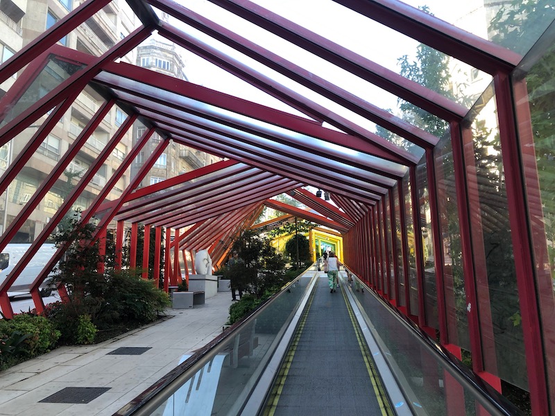 Rolbanden op de Avenida da Gran Via in Vigo (Galicië, Noord-Spanje)