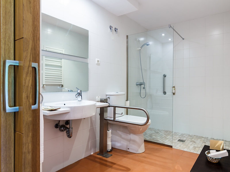 Een rolstoelvriendelijke badkamer in boutique hotel Urune
