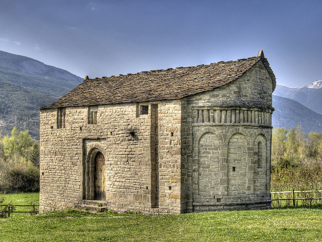 Romaanse kerk San Juan de Busa op de Ruta de Serrablo in de provincie Huesca in Aragon