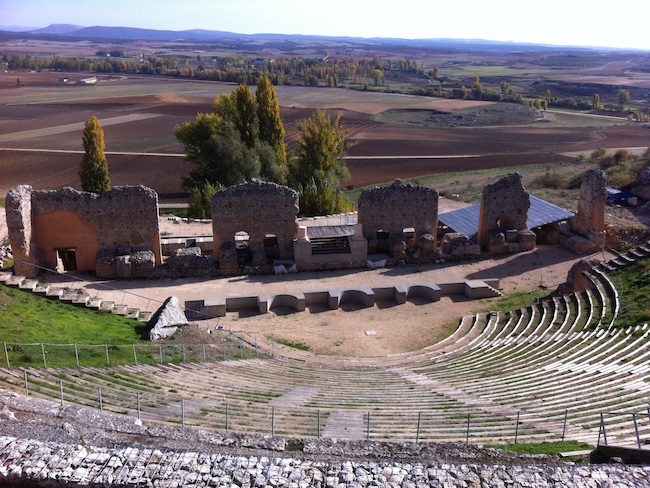 Resten van het Romeinse theater in de Romeinse stad Clunia in Castillië en Leon