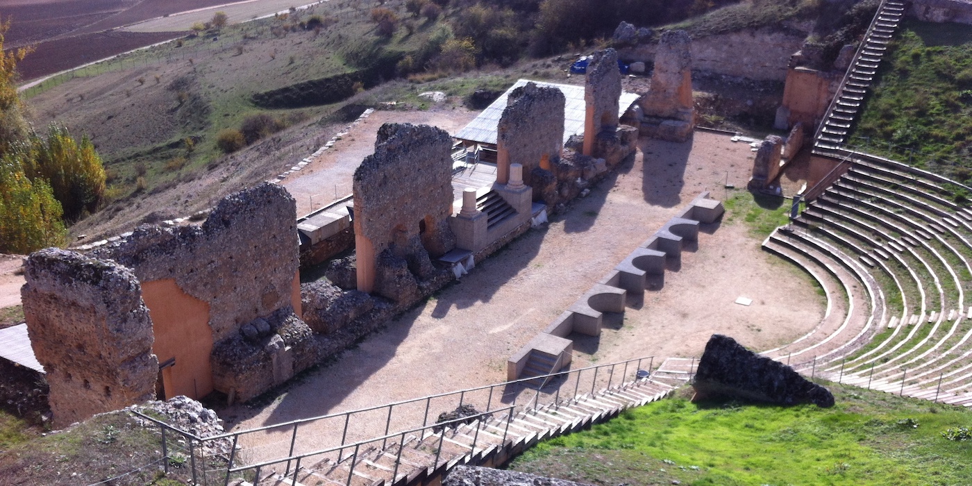 Overblijfselen van het theater van de Romeinse stad Clunia in Spanje