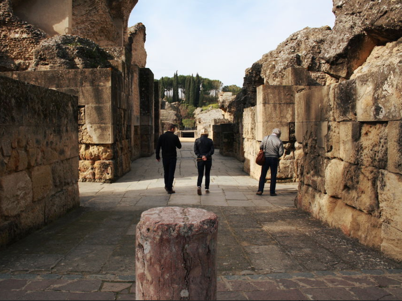 Wandelen door de resten van de Romeinse stad Itálica bij Sevilla