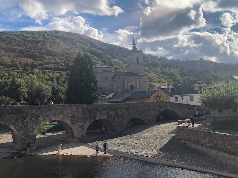 De Romeinse brug van het dorpje Molinaseca aan de Camino Francés (León, Midden-Spanje)