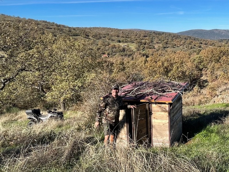 Eigenaar Ronald bij één van de vogelhutten op het terrein van El Zorro Hollandès