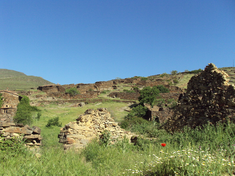 Wandelen langs de ruïnes van Patones de Arriba in Midden-Spanje