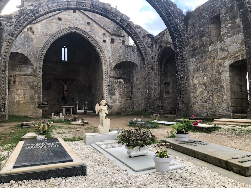 Graven in de ruïnes van de Santa Mariña kerk in Cambados (Galicië)