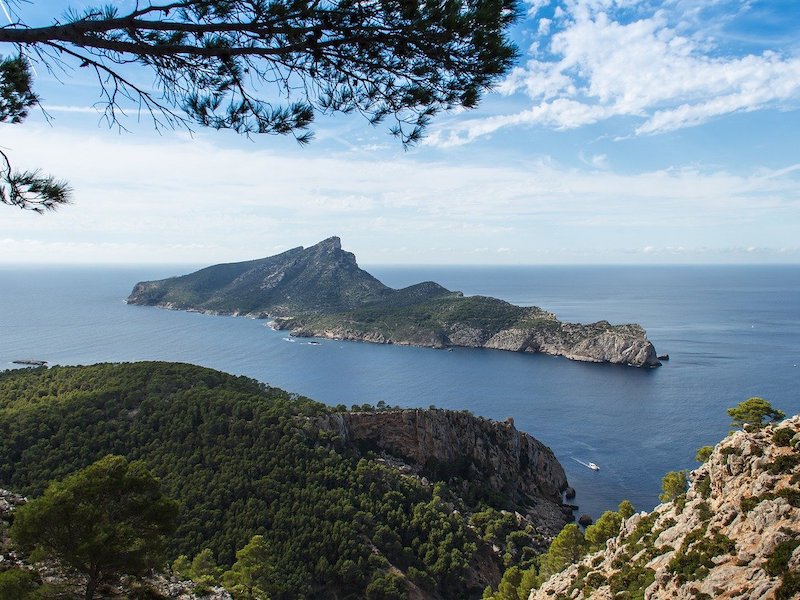 Beschermde Sa Dragonera eiland voor kust van Mallorca