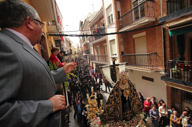 Tijdens het voorbijtrekken van het Mariabeeld wordt in Caminos de Pasion plaats Cabra een hartverscheurende saeta gezongen.