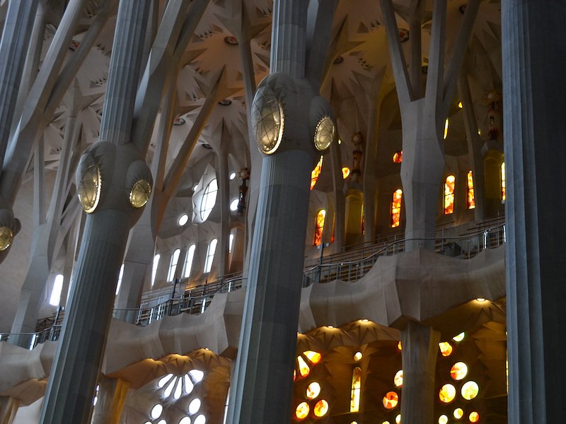Boomstammen, bladeren en knoesten in de Sagrada Familia