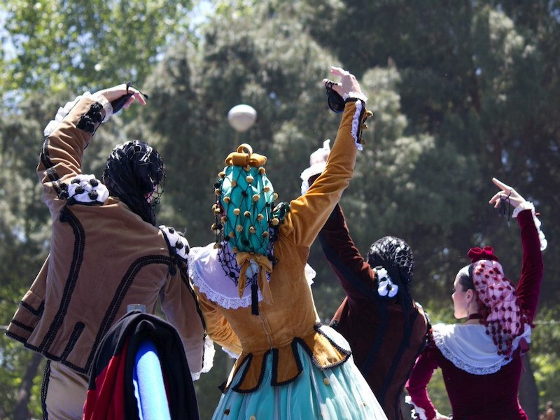 Chotis dansen tijdens San Isidro Madrid in adelijke klederdracht