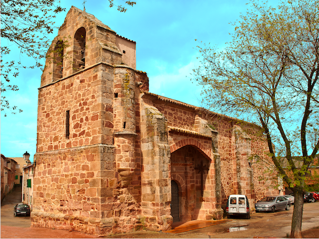 De San Martin Obispo kerk in Alcolea de las Peñas - een van de Romaanse kerken in de provincie Guadalajara (Castillië La Mancha, Midden Spanje)