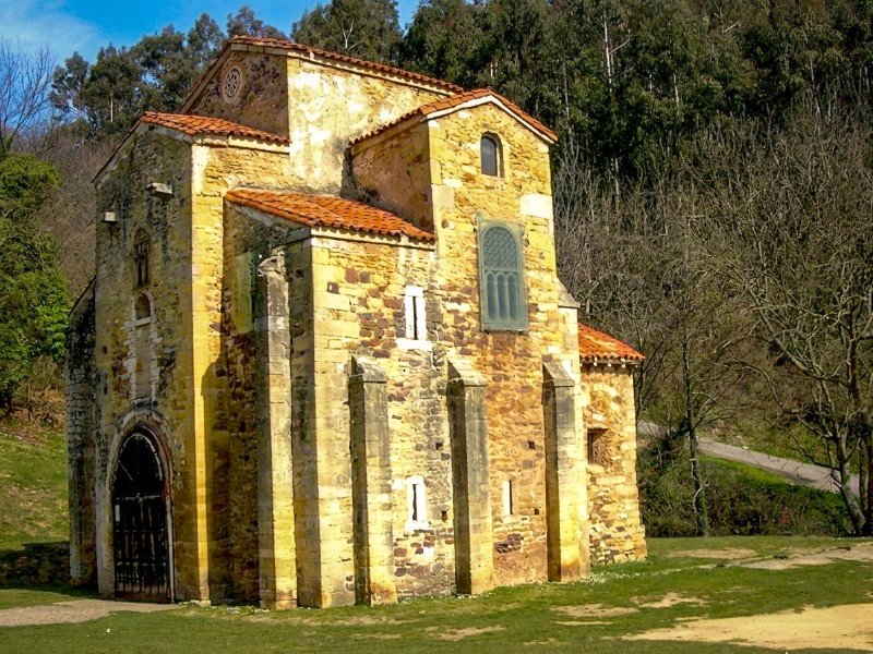 De pre-Romaanse San Miguel de Lilo kerk in de buurt van Oviedo