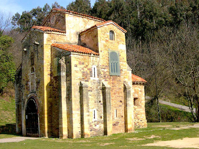 De pre-Romaanse San Miguel de Lilo kerk in de buurt van Oviedo (Asturië, Noord Spanje)