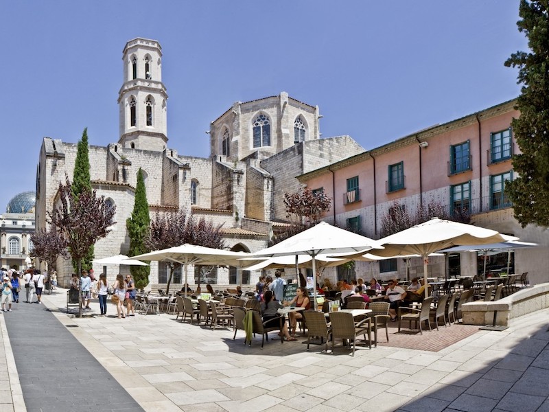 Sant Pere kerk in oude binnenstad van Figueres - Foto: Iglésias Associats