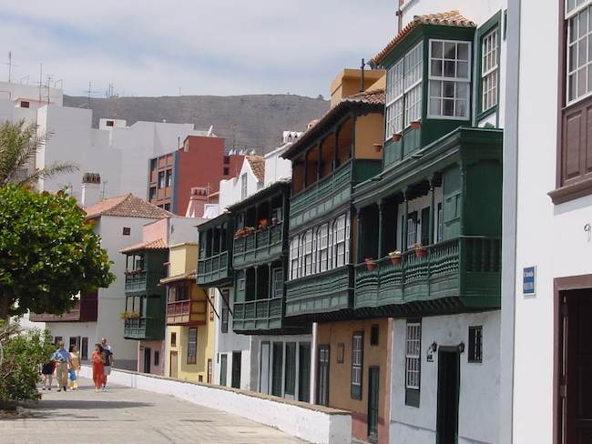 Kleurrijke plafonds in de straten van Santa Cruz de la Palma (Canarische eilanden)