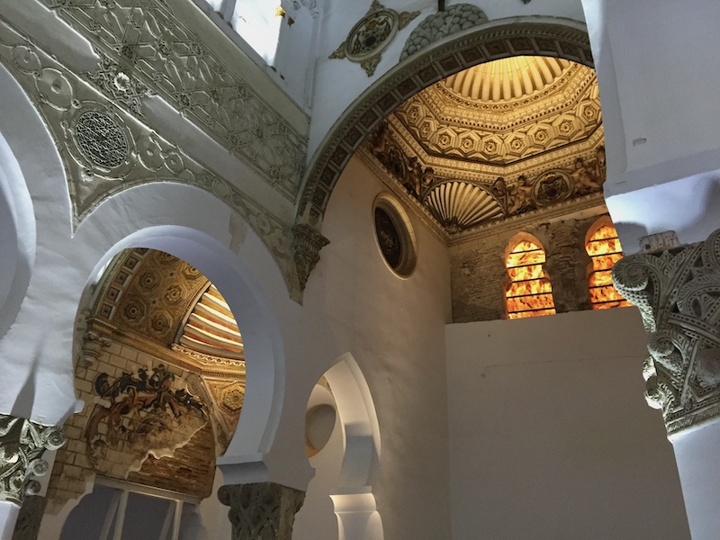 Santa Maria la Blanca synagoge in Toledo met Mudejar architectuur die later kerk is geworden