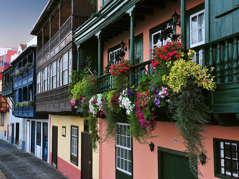 Kleurrijke plafonds in de straten van Santa Cruz de la Palma (Canarische eilanden)
