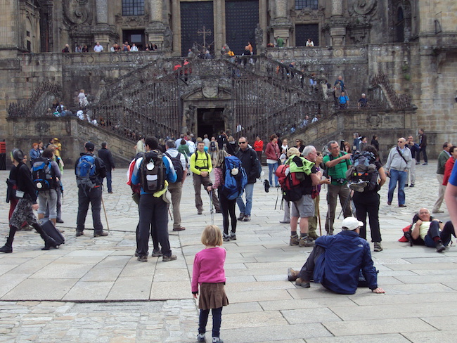 Pelgrims komen aan bij kathedraal van Santiago de Compostela (Noord Spanje)